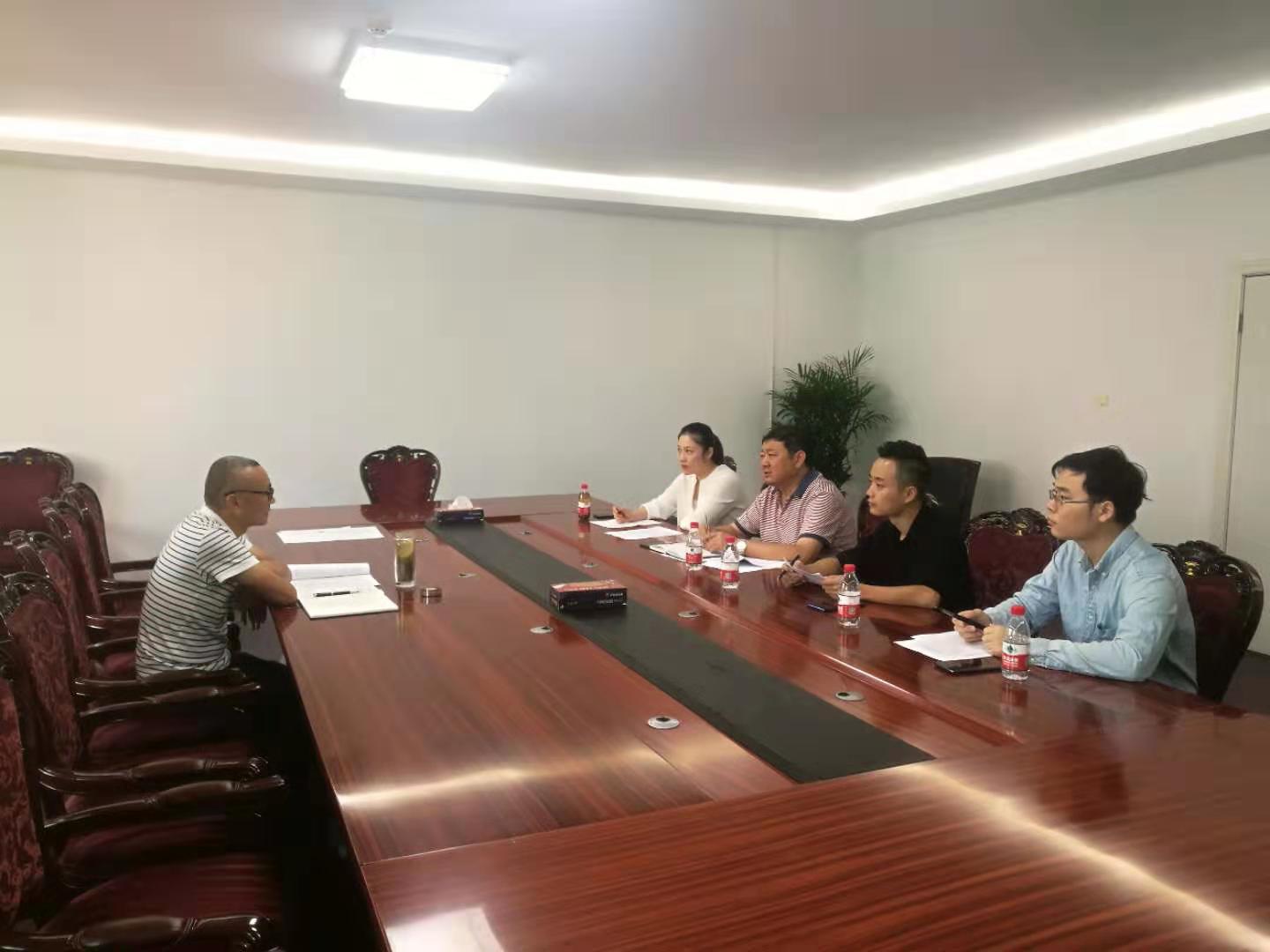 為盡快落實公租房運營管理購買服務，今天上午市安居公司總經(jīng)理陶永午與中標單位建設(shè)銀行建信公司就合同簽訂、人員配備和介入管理事宜進行商談。.jpg