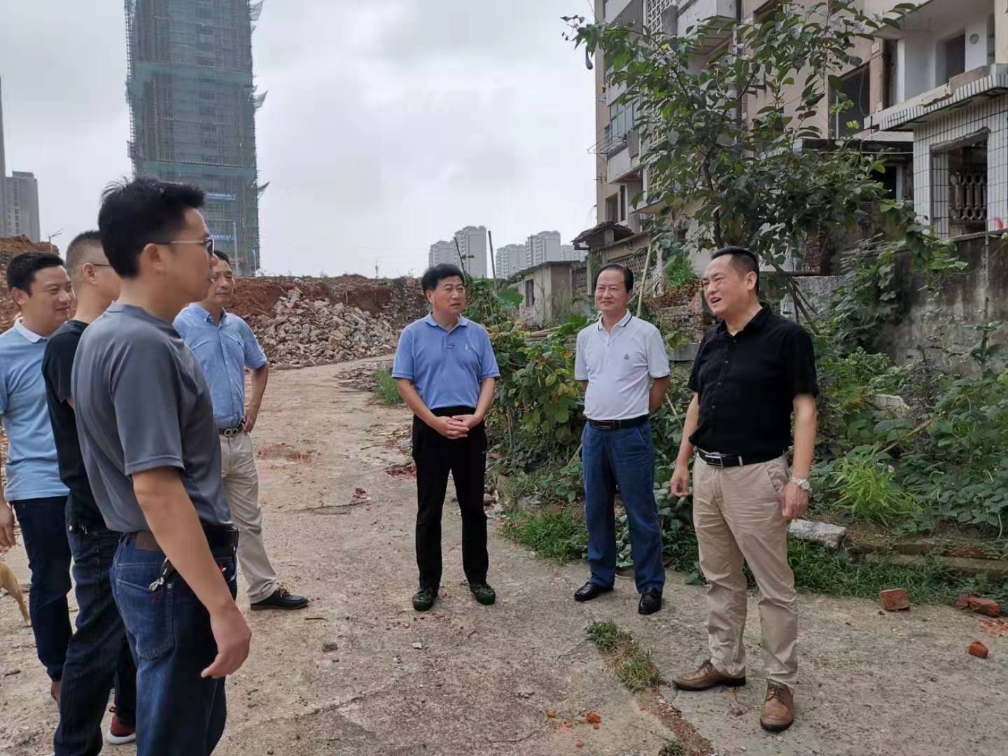 為加快方家沖、造紙廠和桂花園新安置區建設，2019年9月5日下，市城建集團總經理衛民陪同市政府副秘書長劉陳寅深入項目建設現場，調度推進安置區征遷工作.jpg