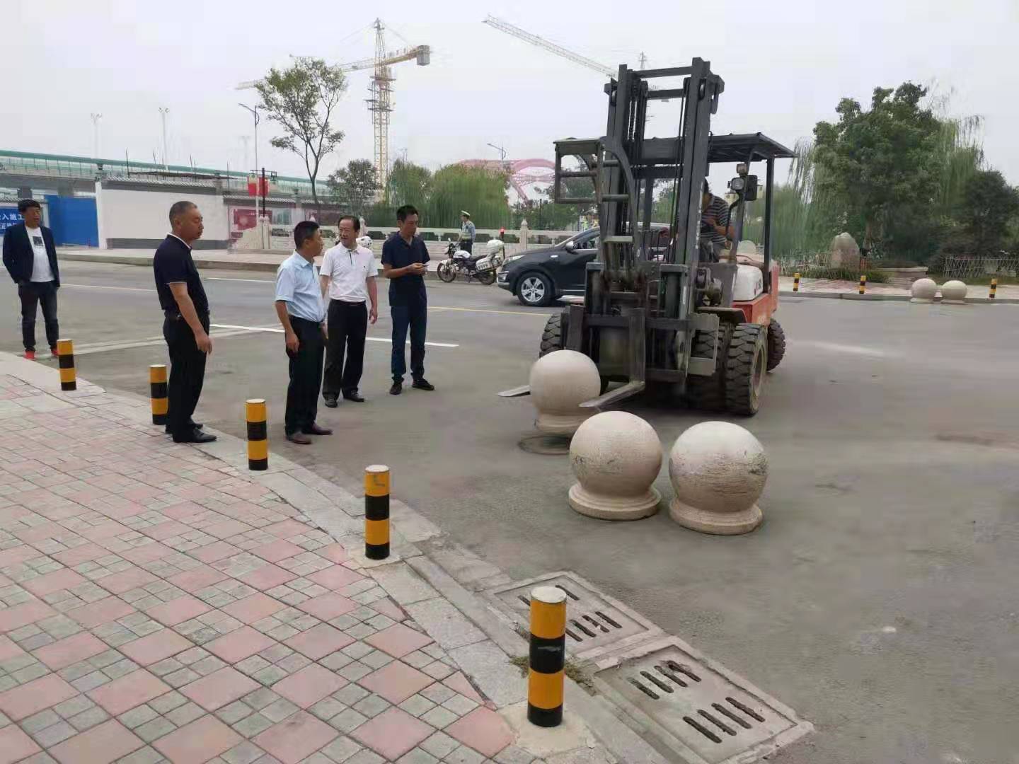 為向新中國成立七十周年獻禮，市城建集團攻堅克難，實現了北門棚改區域民生路10月1日零時順利通車。國慶假期，市城建集團堅持做好一線工作，在與交警部門共同做好民生路通車保障工作外，抓細節，抓落實，確保其他各項工作有序推進。.jpg
